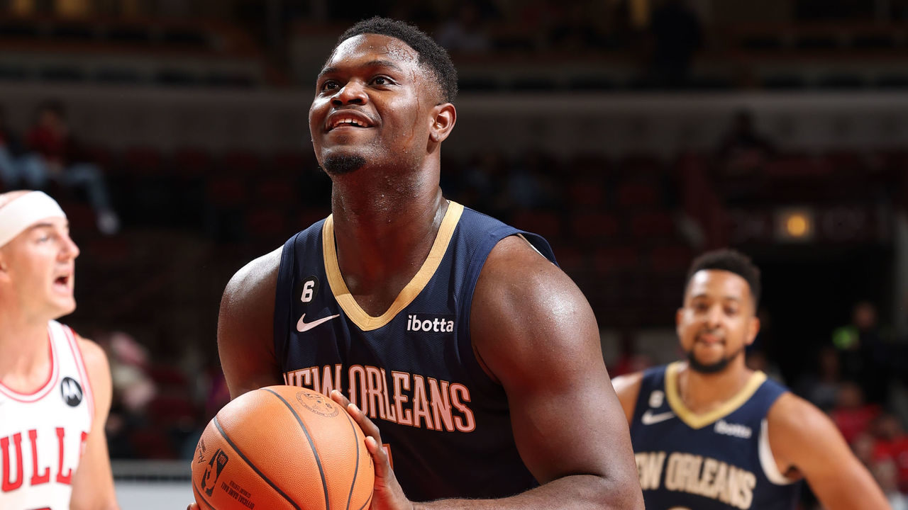CHICAGO, IL - OCTOBER 4: Zion Williamson #1 of the New Orleans Pelicans shoots a free throw during the game against the Chicago Bulls on October 4, 2022 at United Center in Chicago, Illinois. Mandatory Copyright Notice: Copyright 2022 NBAE