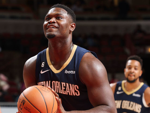 CHICAGO, IL - OCTOBER 4: Zion Williamson #1 of the New Orleans Pelicans shoots a free throw during the game against the Chicago Bulls on October 4, 2022 at United Center in Chicago, Illinois. Mandatory Copyright Notice: Copyright 2022 NBAE