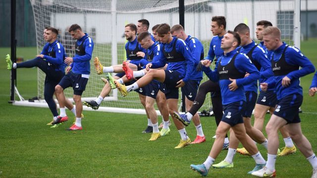 FC Dynamo Kyiv players take part in a training session at the training ground outskirts of western Ukrainian city of Lviv on September 30, 2022. - Due to the war in their home country, Ukrainian team Dynamo Kyiv is forced to play all its European home matches away.