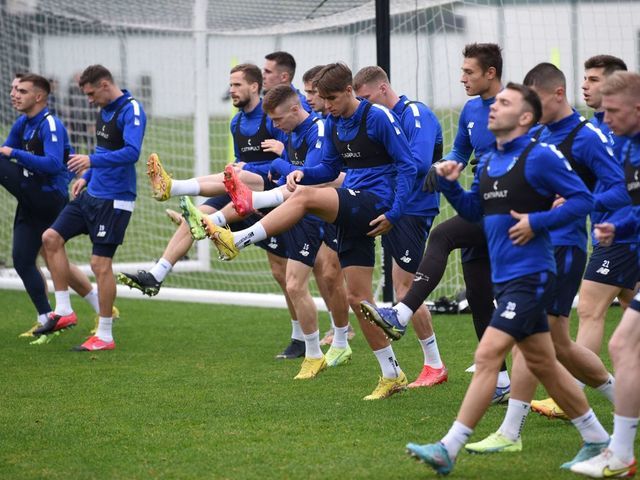 FC Dynamo Kyiv players take part in a training session at the training ground outskirts of western Ukrainian city of Lviv on September 30, 2022. - Due to the war in their home country, Ukrainian team Dynamo Kyiv is forced to play all its European home matches away.