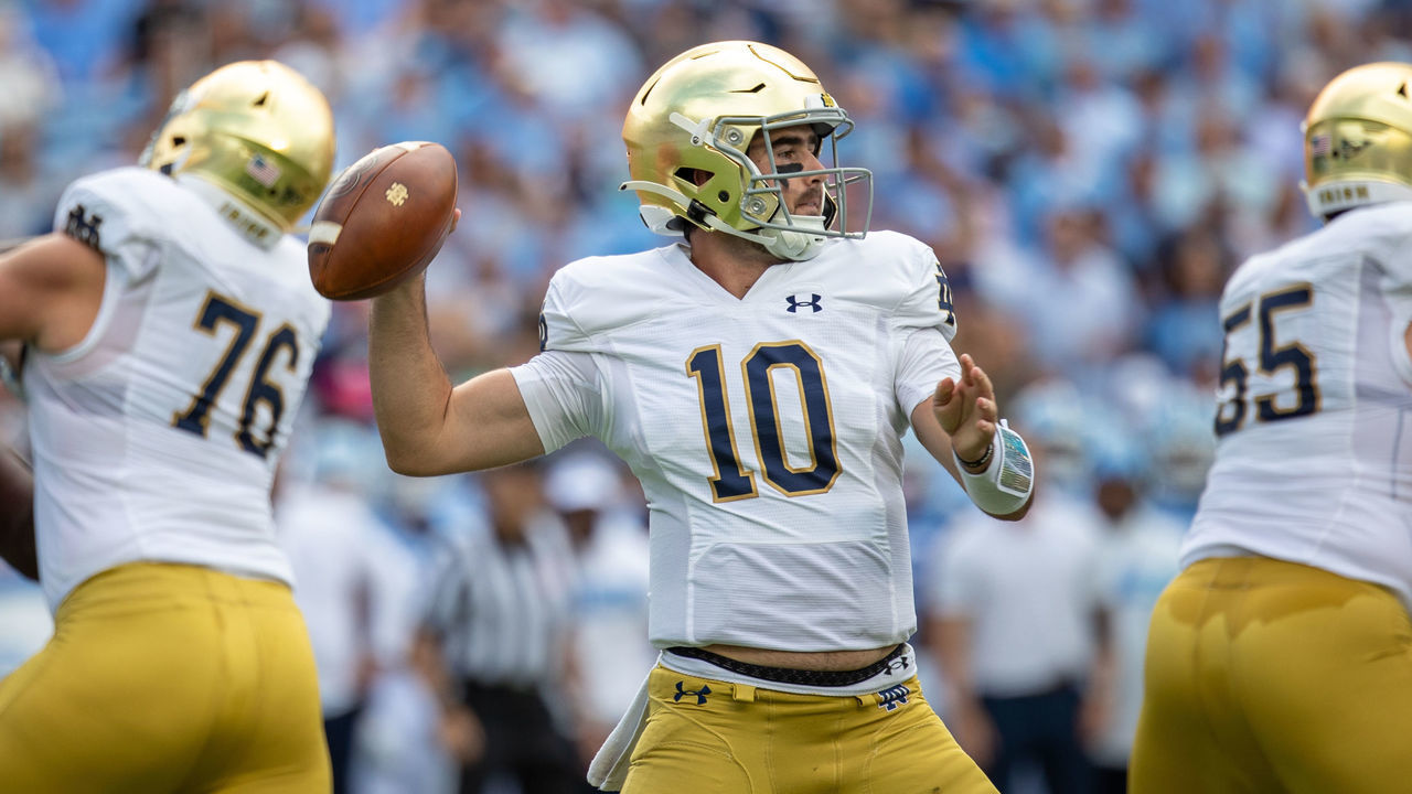 CHAPEL HILL, NC - SEPTEMBER 24: Notre Dame Fighting Irish quarterback Drew Pyne (10) attempts a pass during a football game between the Notre Dame Fighting Irish, and the North Carolina Tar Heels on September 24, 2022, at Kenan Memorial Stadium in Chapel Hill, NC.