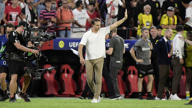 Sevilla's Spanish coach Julen Lopetegui waves at the end of the UEFA Champions League group G football match between Sevilla FC and Borussia Dortmund, at the Ramon Sanchez Pizjuan stadium in Seville on October 5, 2022.