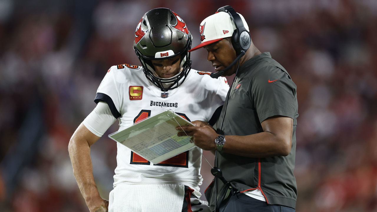 TAMPA, FLORIDA - OCTOBER 02: Tom Brady #12 of the Tampa Bay Buccaneers talks with offensive coordinator Byron Leftwich against the Kansas City Chiefs during the third quarter at Raymond James Stadium on October 02, 2022 in Tampa, Florida.