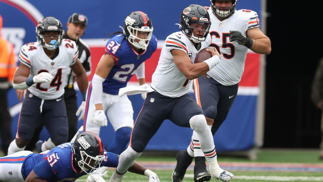 EAST RUTHERFORD, NEW JERSEY - OCTOBER 02: Justin Fields #1 of the Chicago Bears runs with the ball against Azeez Ojulari #51 of the New York Giants during the second quarter at MetLife Stadium on October 02, 2022 in East Rutherford, New Jersey.
