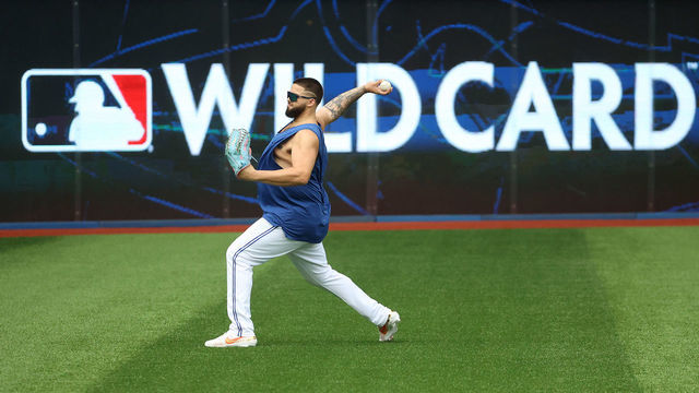 TORONTO, ON - OCTOBER 6 - Toronto Blue Jays starting pitcher Alek Manoah (6) warms up as the Toronto Blue Jays and the Seattle Mariners practice on the eve of their American League Wild Card series at Rogers Centre in Toronto. October 6, 2022. (Steve Russell/Toronto Star via Getty Images)