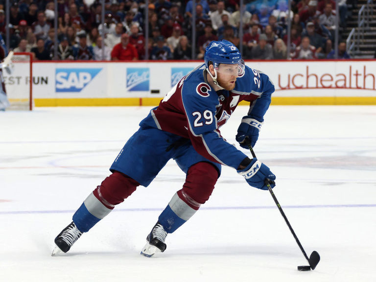 MacKinnon to miss approximately 4 weeks with upperbody injury
