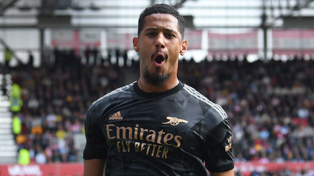BRENTFORD, ENGLAND - SEPTEMBER 18: William Saliba celebrates scoring Arsenal's 1st goal during the Premier League match between Brentford FC and Arsenal FC at Brentford Community Stadium on September 18, 2022 in Brentford, England.