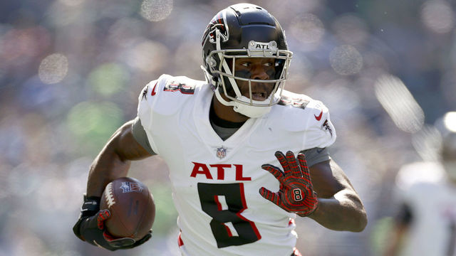 SEATTLE, WASHINGTON - SEPTEMBER 25: Kyle Pitts #8 of the Atlanta Falcons carries the ball against the Seattle Seahawks during the first quarter at Lumen Field on September 25, 2022 in Seattle, Washington.