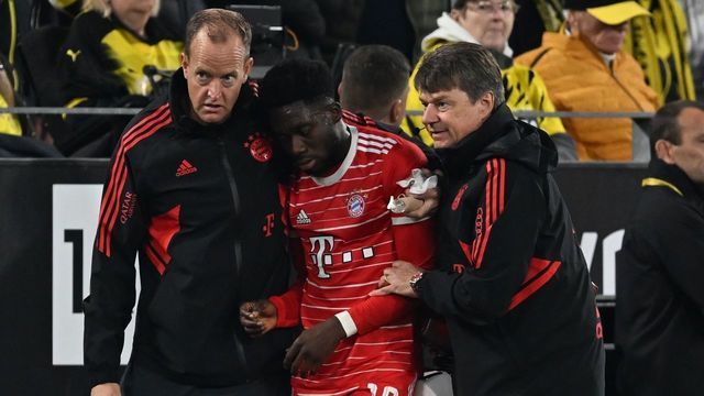 DORTMUND - Alphonso Davies of FC Bayern Munich leaves the field injured during the Bundesliga match between Borussia Dortmund and FC Bayern Munich at Signal Iduna park on October 8, 2022 in Dortmund, Germany. ANP | Dutch Height | GERRIT FROM COLOGNE