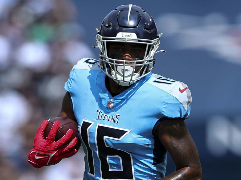 تويتر \ Tennessee Titans على تويتر: First Look: @TreylonBurks in his # Titans uniform at the @NFLPA Rookie Premiere. (