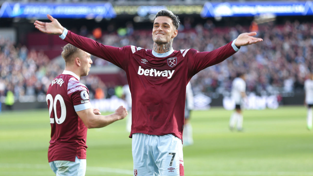 LONDON, ENGLAND - OCTOBER 09: West Ham United's Gianluca Scamacca celebrates scoring his side's second goal during the Premier League match between West Ham United and Fulham FC at London Stadium on October 9, 2022 in London, United Kingdom.