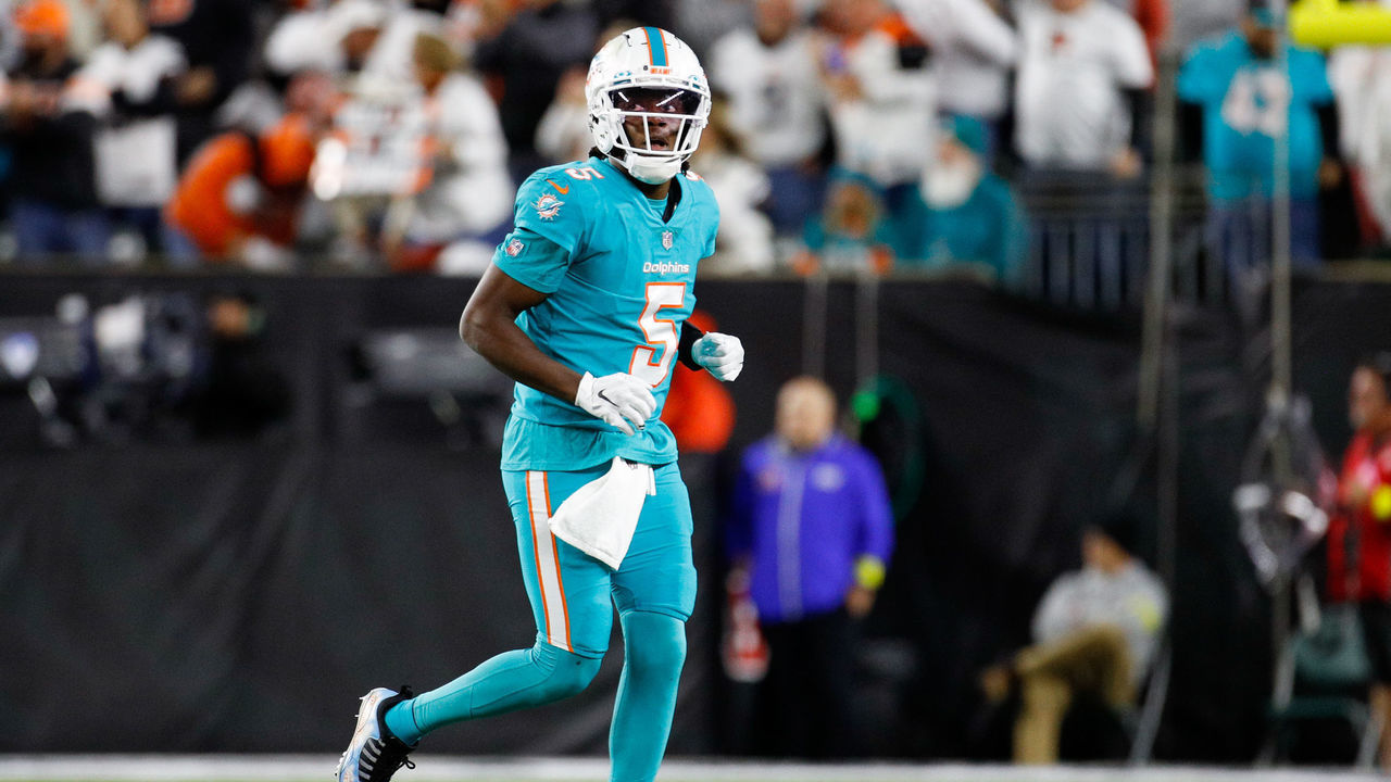 CINCINNATI, OH - SEPTEMBER 29: Miami Dolphins quarterback Teddy Bridgewater (5) looks at the scoreboard during the game against the Miami Dolphins and the Cincinnati Bengals on September 29, 2022, at Paycor Stadium in Cincinnati, OH.