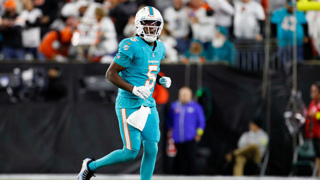 CINCINNATI, OH - SEPTEMBER 29: Miami Dolphins quarterback Teddy Bridgewater (5) looks at the scoreboard during the game against the Miami Dolphins and the Cincinnati Bengals on September 29, 2022, at Paycor Stadium in Cincinnati, OH.
