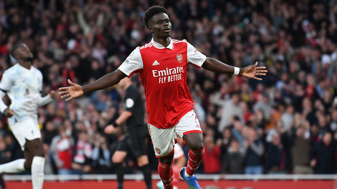 LONDON, ENGLAND - OCTOBER 09: Bukayo Saka celebrates scoring the 3rd Arsenal goal during the Premier League match between Arsenal FC and Liverpool FC at Emirates Stadium on October 09, 2022 in London, England.