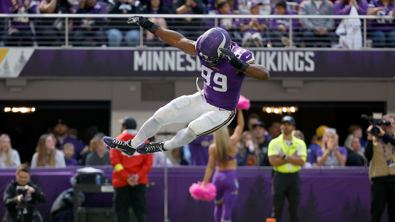 MINNEAPOLIS, MINNESOTA - OCTOBER 09: Danielle Hunter #99 of the Minnesota Vikings celebrates a sack against Justin Fields #1 of the Chicago Bears during the second quarter at MetLife Stadium on October 09, 2022 in East Rutherford, New Jersey.