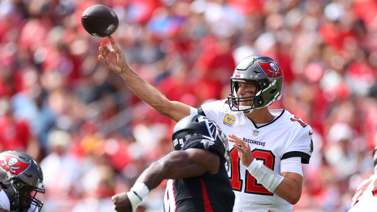 Tom Brady throws for 351 yards, Bucs beat Falcons 21-15