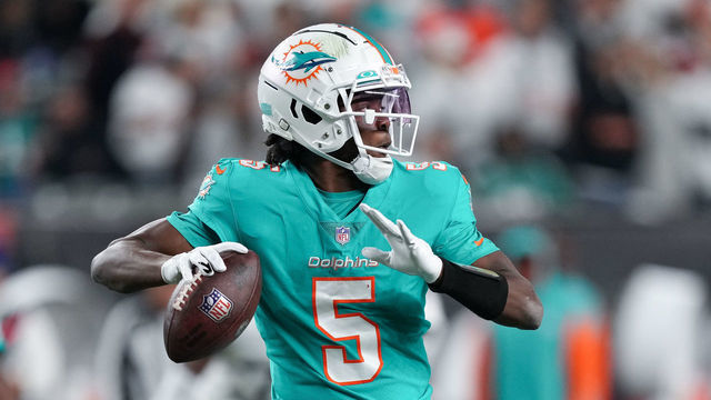 CINCINNATI, OHIO - SEPTEMBER 29: Teddy Bridgewater #5 of the Miami Dolphins throws a pass in the fourth quarter against the Cincinnati Bengals at Paycor Stadium on September 29, 2022 in Cincinnati, Ohio.