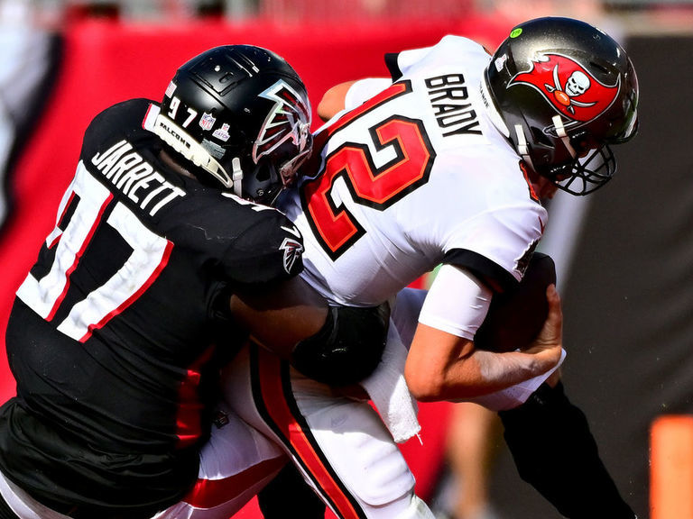 Referee stands by controversial flag thrown on Tom Brady sack in Falcons- Buccaneers game - The Athletic