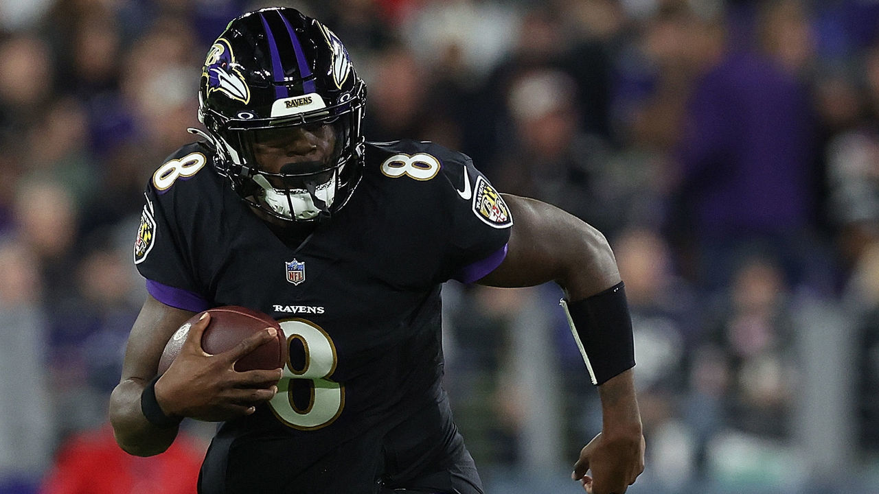 BALTIMORE, MARYLAND - OCTOBER 09: Lamar Jackson #8 of the Baltimore Ravens rushes the ball against the Cincinnati Bengals in the first quarter at M&T Bank Stadium on October 09, 2022 in Baltimore, Maryland.