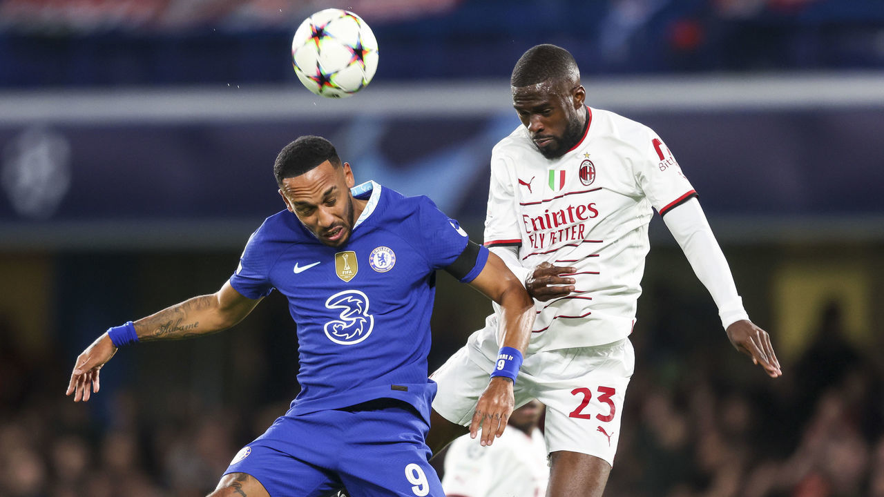 LONDON, ENGLAND - OCTOBER 05: Fikayo Tomori of AC Milan clears from Pierre-Emerick Aubameyang of Chelsea during the UEFA Champions League group E match between Chelsea FC and AC Milan at Stamford Bridge on October 05, 2022 in London, England.