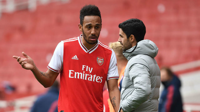 LONDON, ENGLAND - JUNE 06: Arsenal Head Coach Mikel Arteta talks to Pierre-Emerick Aubameyang at half time during a friendly match between Arsenal and Charlton Athletic at Emirates Stadium on June 06, 2020 in London, England.