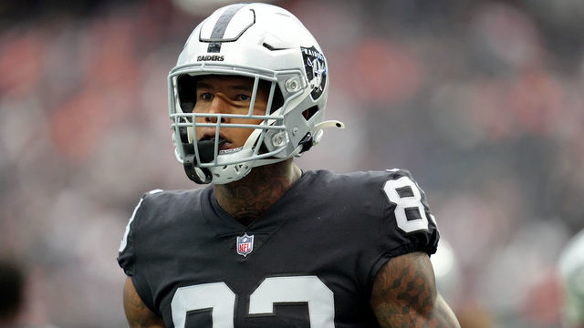 LAS VEGAS, NEVADA - OCTOBER 02: Darren Waller #83 of the Las Vegas Raiders warms up before the game against the Denver Broncos at Allegiant Stadium on October 02, 2022 in Las Vegas, Nevada.