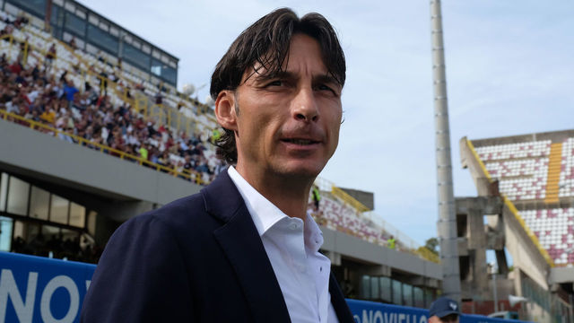 ARECHI STADIUM, SALERNO, CAMPANIA, ITALY - 2022/10/09: Veronas Italian coach Gabriele Cioffi looks on during the Serie A football match between Salernitana and Hellas Verona. Salernitana won 2-1.