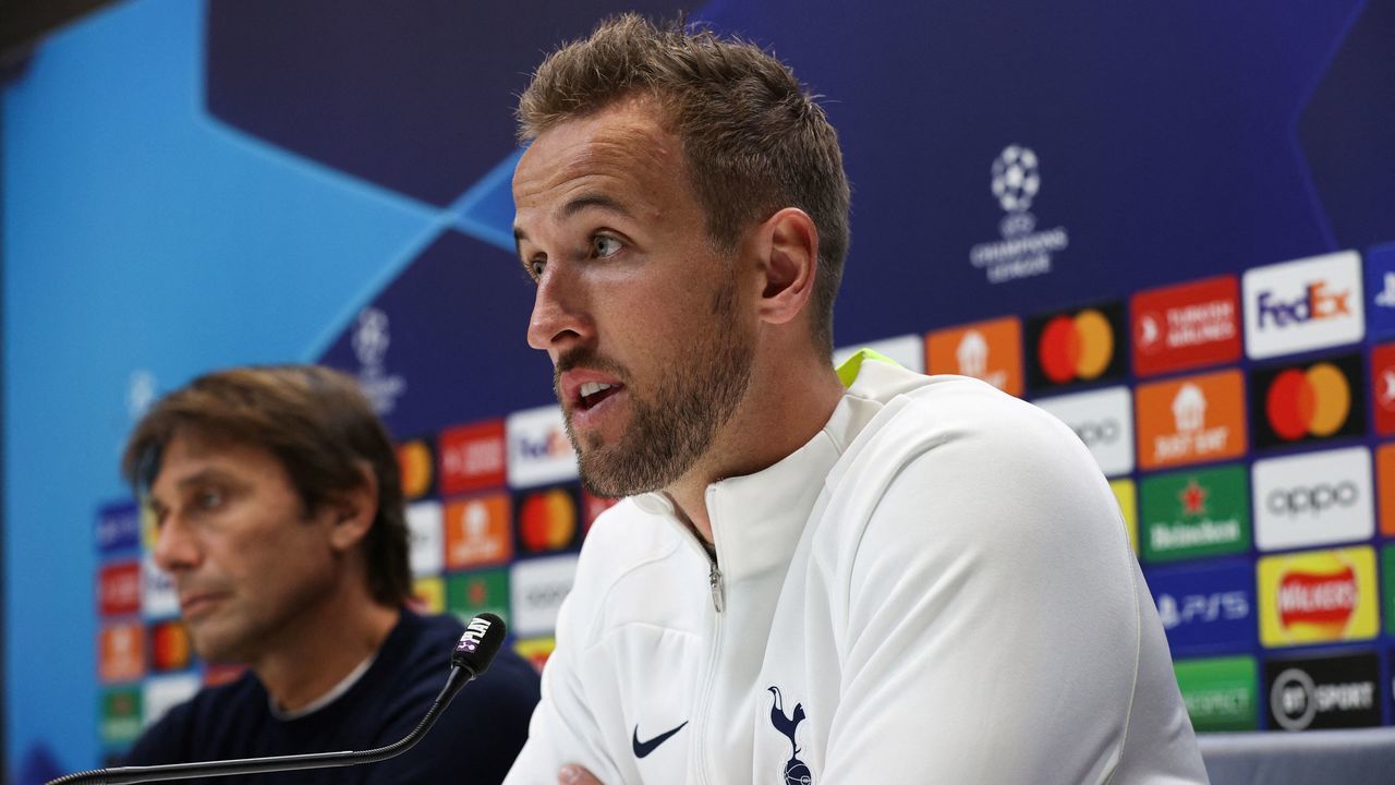 Tottenham Hotspur's English striker Harry Kane (R), flanked by Tottenham Hotspur's Italian head coach Antonio Conte (L), attends a press conference at Tottenham Hotspur Football Club Training Ground in north London on October 11, 2022 on the eve of their UEFA Champions League Group D football match against Eintracht Frankfurt.
