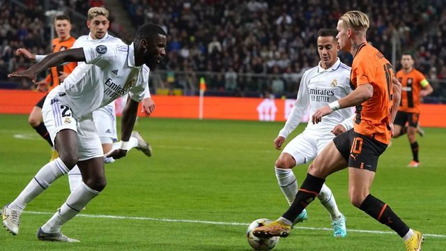 Real Madrid's German defender Antonio Rudiger (L) and Real Madrid's Spanish forward Lucas Vazquez vie for the ball with Shakhtar Donetsk's Ukrainian forward Mykhailo Mudryk during the UEFA Champions League group F football match Shakhtar Donetsk vs Real Madrid in Warsaw, Poland, on October 11, 2022.