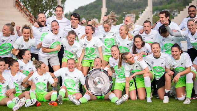 08 May 2022, Thuringia, Jena: Soccer, Women: Bundesliga, FC Carl Zeiss Jena - VfL Wolfsburg, Matchday 21, Ernst-Abbe-Sportfeld: The Wolfsburg team cheers after the match with a replica of the championship trophy for winning the German championship. Photo: Christian Modla/dpa - IMPORTANT NOTE: In accordance with the requirements of the DFL Deutsche Fußball Liga and the DFB Deutscher Fußball-Bund, it is prohibited to use or have used photographs taken in the stadium and/or of the match in the form of sequence pictures and/or video-like photo series.