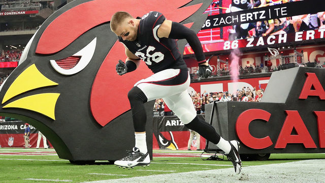 GLENDALE, ARIZONA - OCTOBER 09: Tight end Zach Ertz #86 of the Arizona Cardinals runs onto the field for introductions to the NFL game against the Philadelphia Eagles at State Farm Stadium on October 09, 2022 in Glendale, Arizona. The Eagles defeated the Cardinals 20-17.