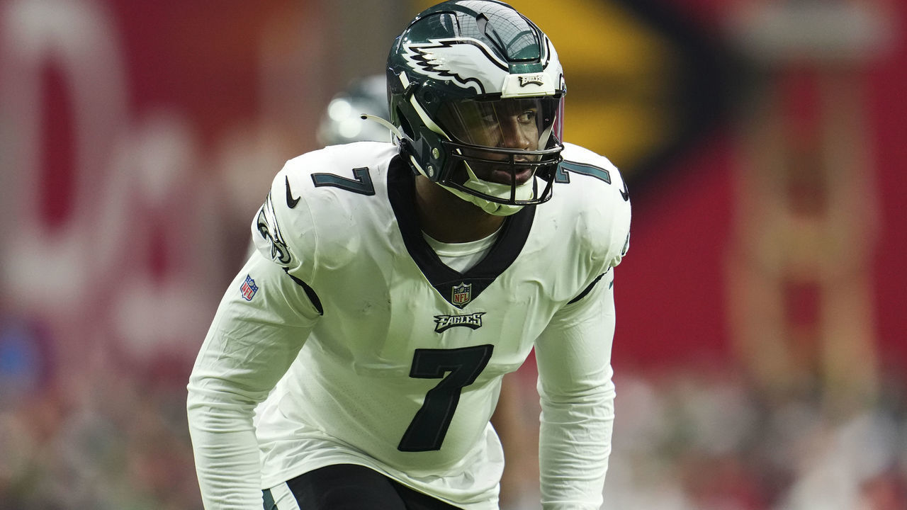 GLENDALE, AZ - OCTOBER 09: Haason Reddick #7 of the Philadelphia Eagles gets set against the Arizona Cardinals at State Farm Stadium on October 9, 2022 in Glendale, Arizona.