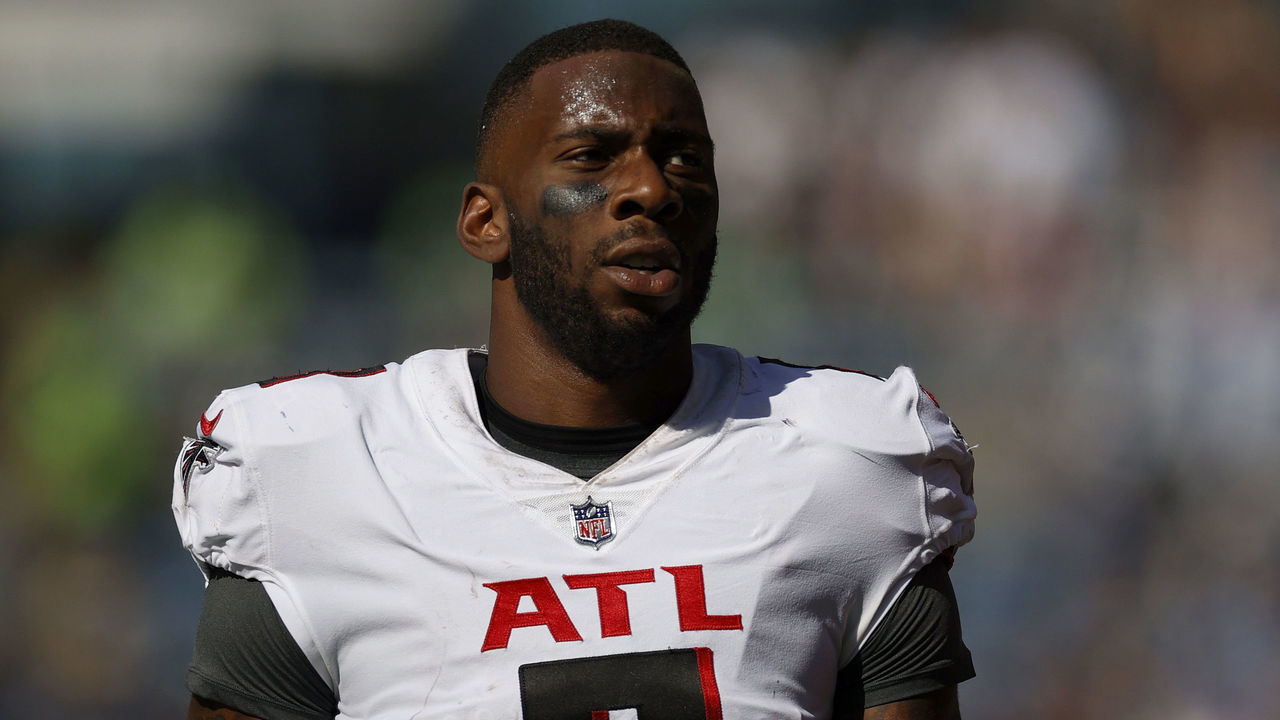 SEATTLE, WASHINGTON - SEPTEMBER 25: Kyle Pitts #8 of the Atlanta Falcons looks on during the second quarter against the Seattle Seahawks at Lumen Field on September 25, 2022 in Seattle, Washington.