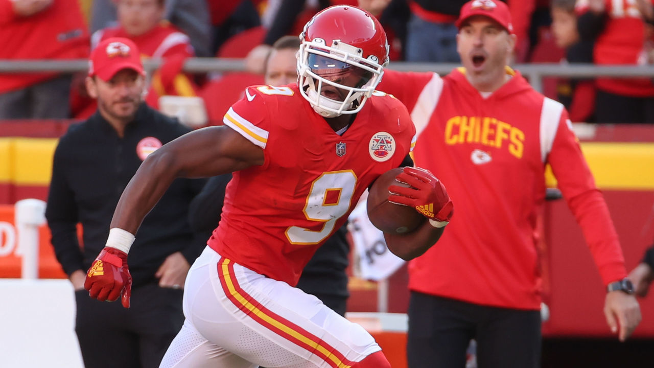 KANSAS CITY, MO - OCTOBER 16: Kansas City Chiefs wide receiver JuJu Smith-Schuster (9) breaks free for a 42-yard touchdown reception in the second quarter of an NFL game between the Buffalo Bills and Kansas City Chiefs on October 16, 2022 at GEHA Field at Arrowhead Stadium in Kansas City, MO. Photo by Scott Winters/Icon Sportswire via Getty Images)