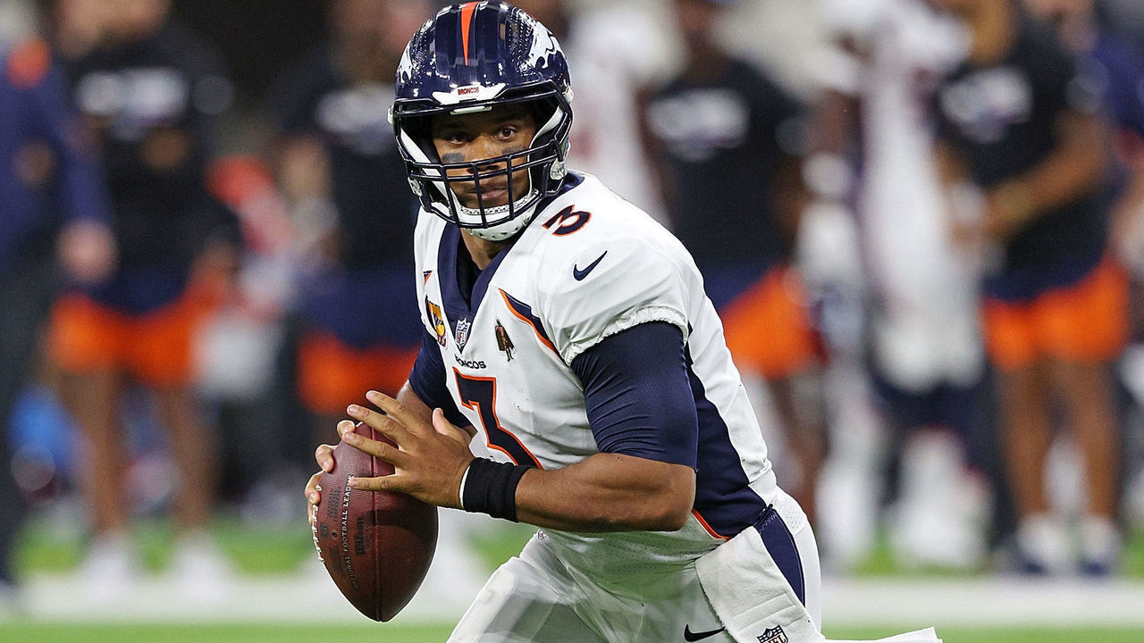 INGLEWOOD, CALIFORNIA - OCTOBER 17: Russell Wilson #3 of the Denver Broncos looks to pass during the first half against the Los Angeles Chargers at SoFi Stadium on October 17, 2022 in Inglewood, California.