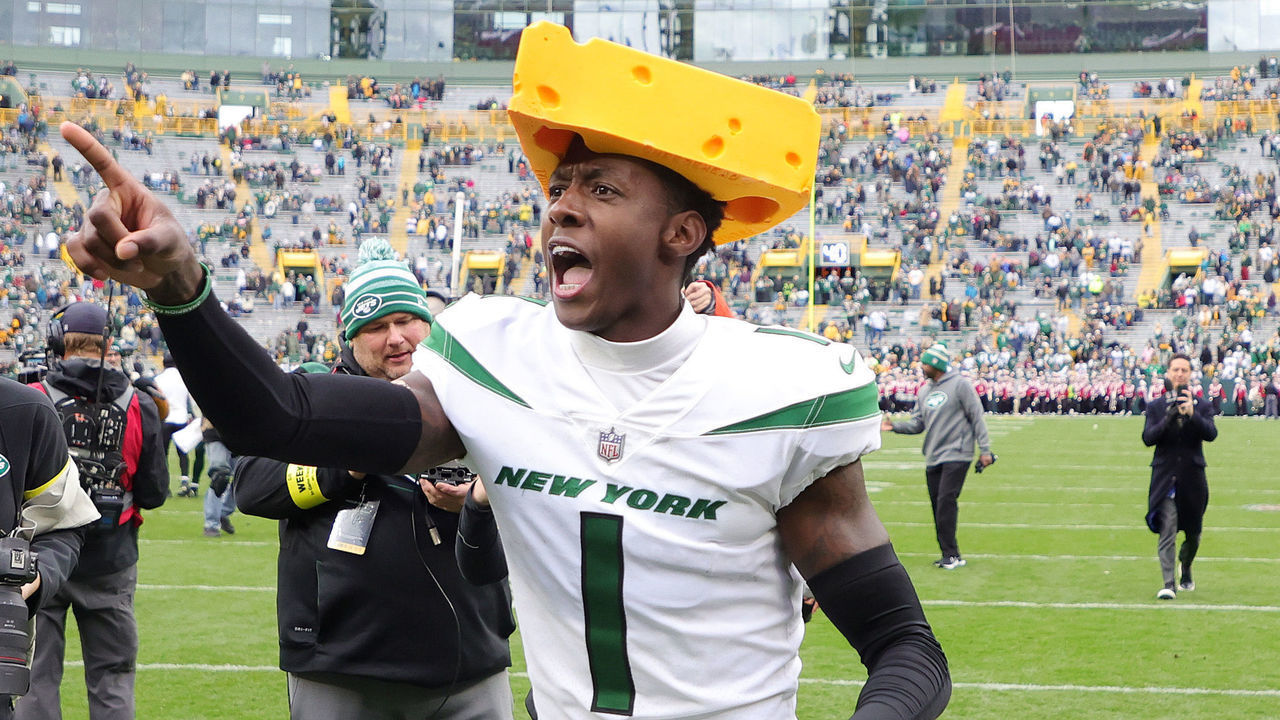 GREEN BAY, WISCONSIN - OCTOBER 16: Sauce Gardner #1 of the New York Jets celebrates after the Jets beat the Green Bay Packers 27-10 at Lambeau Field on October 16, 2022 in Green Bay, Wisconsin.