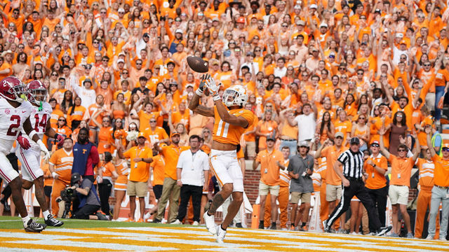 College Football: Tennessee Jalin Hyatt (11) in action, makes the catch vs Alabama during a game played at Neyland Stadium. Knoxville, TN 10/15/2022 CREDIT: Carlos M. Saavedra (Set Number: X164200 TK1)
