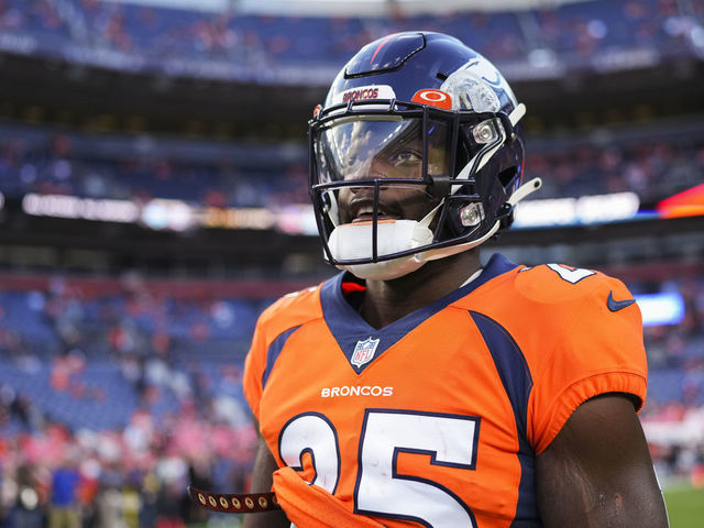 Denver Broncos running back Melvin Gordon (25) runs the ball against the  New York Jets during