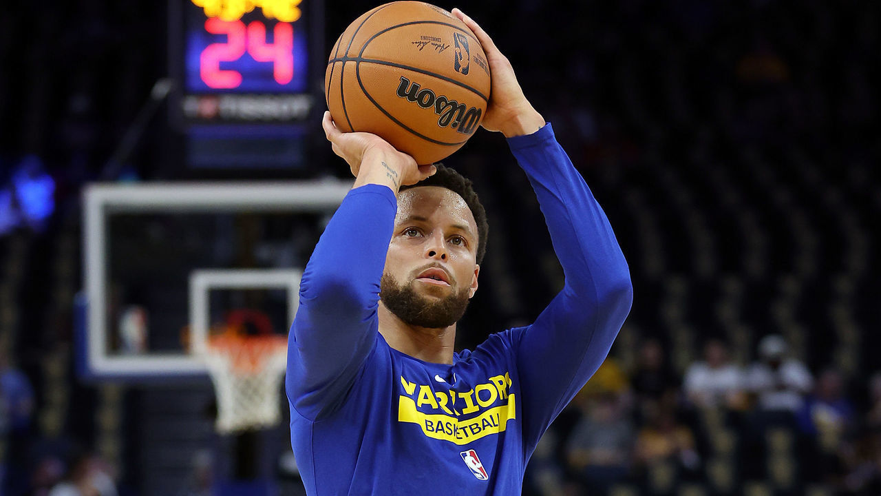SAN FRANCISCO, CALIFORNIA - OCTOBER 18: Stephen Curry #30 of the Golden State Warriors warms up prior to the game against the Los Angeles Lakers at Chase Center on October 18, 2022 in San Francisco, California.