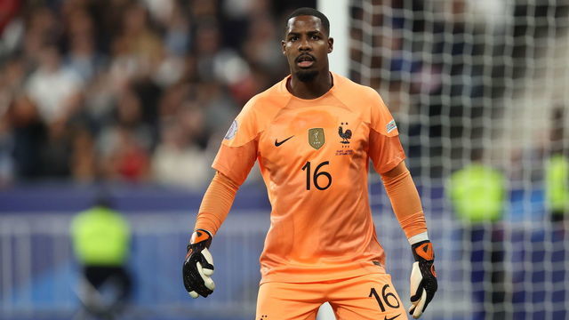 PARIS, FRANCE - SEPTEMBER 22: Mike Maignan of France during the UEFA Nations League League A Group 1 match between France and Austria at Stade de France on September 22, 2022 in Paris, France.