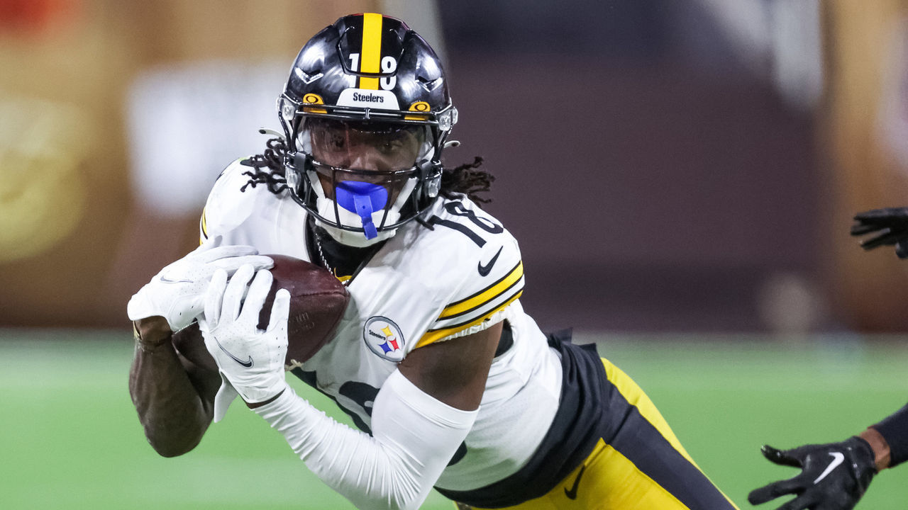CLEVELAND, OHIO - SEPTEMBER 22: Diontae Johnson #18 of the Pittsburgh Steelers makes a catch during the fourth quarter against the Cleveland Browns at FirstEnergy Stadium on September 22, 2022 in Cleveland, Ohio.