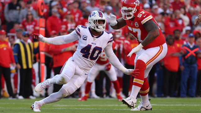 KANSAS CITY, MO - OCTOBER 16: Buffalo Bills linebacker Von Miller (40) gets around Kansas City Chiefs offensive tackle Orlando Brown Jr. (57) in the second quarter of an NFL game between the Buffalo Bills and Kansas City Chiefs on October 16, 2022 at GEHA Field at Arrowhead Stadium in Kansas City, MO. Photo by Scott Winters/Icon Sportswire via Getty Images)