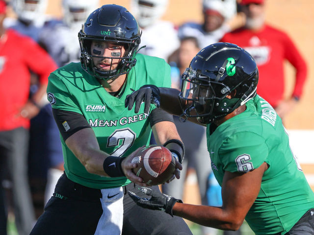 DENTON, TX - OCTOBER 01: North Texas Mean Green quarterback Austin Aune (2) hands off to North Texas Mean Green running back Ikaika Ragsdale (6) during the game between Florida Atlantic and North Texas on October 1, 2022 at Apogee Stadium in Denton, TX.