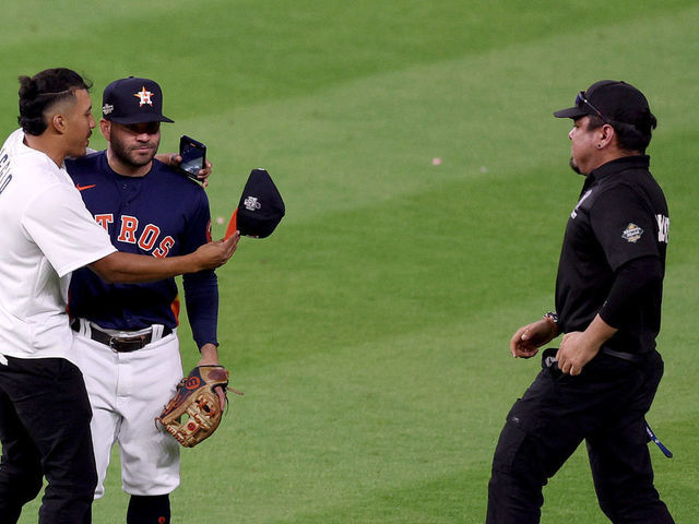 Astros' Jose Altuve shares moment with selfie-seeking field invader in ALCS  Game 2 win over Yankees