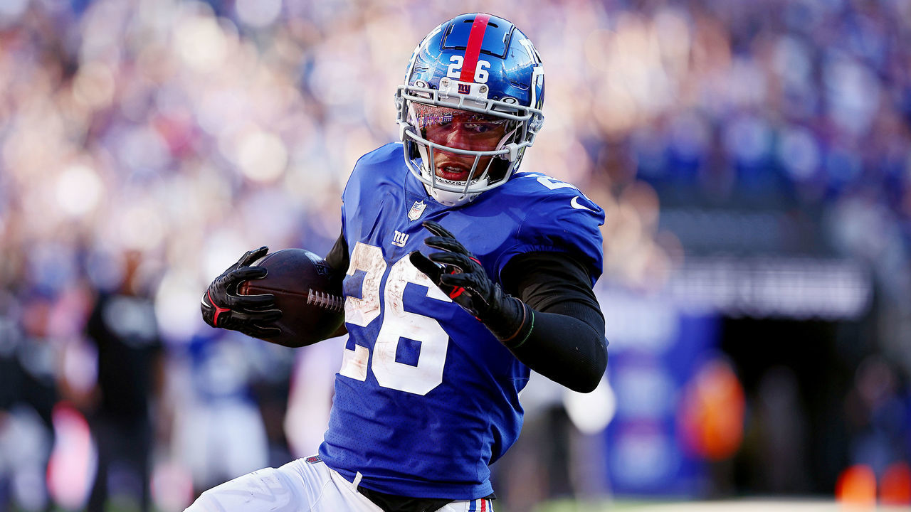 EAST RUTHERFORD, NEW JERSEY - OCTOBER 16: Saquon Barkley #26 of the New York Giants runs the ball during the fourth quarter against the Buffalo Bills at MetLife Stadium on October 16, 2022 in East Rutherford, New Jersey.