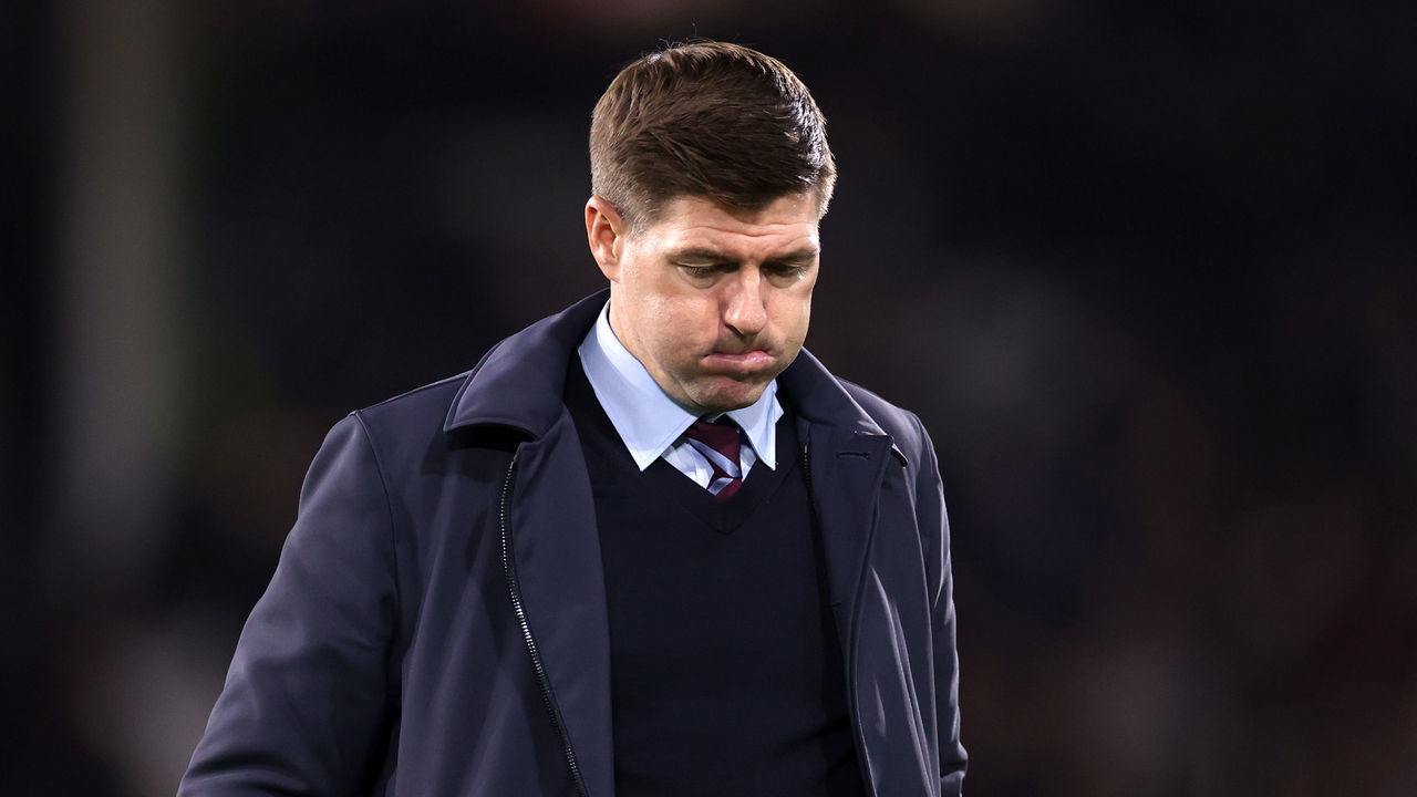 LONDON, ENGLAND - OCTOBER 20: Steven Gerrard, Manager of Aston Villa looks dejected following their sides defeat after the Premier League match between Fulham FC and Aston Villa at Craven Cottage on October 20, 2022 in London, England.