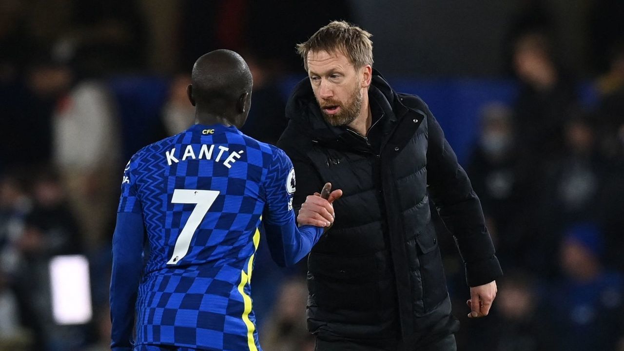 Brighton's English manager Graham Potter (R) gestures with Chelsea's French midfielder N'Golo Kante (C) and Chelsea's US midfielder Christian Pulisic at the final whistle during the English Premier League football match between Chelsea and Brighton and Hove Albion at Stamford Bridge in London on December 29, 2021. - RESTRICTED TO EDITORIAL USE. No use with unauthorized audio, video, data, fixture lists, club/league logos or 'live' services. Online in-match use limited to 120 images. An additional 40 images may be used in extra time. No video emulation. Social media in-match use limited to 120 images. An additional 40 images may be used in extra time. No use in betting publications, games or single club/league/player publications.