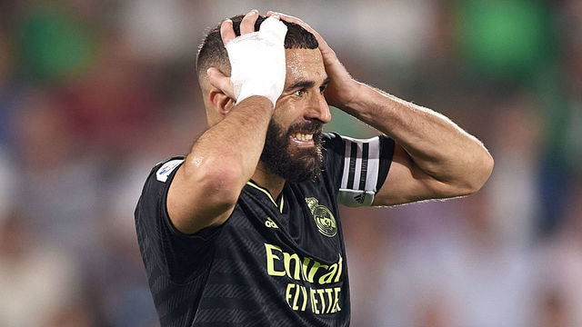 ELCHE, SPAIN - OCTOBER 19: Karim Benzema of Real Madrid CF reacts during the LaLiga Santander match between Elche CF and Real Madrid CF at Estadio Manuel Martinez Valero on October 19, 2022 in Elche, Spain.