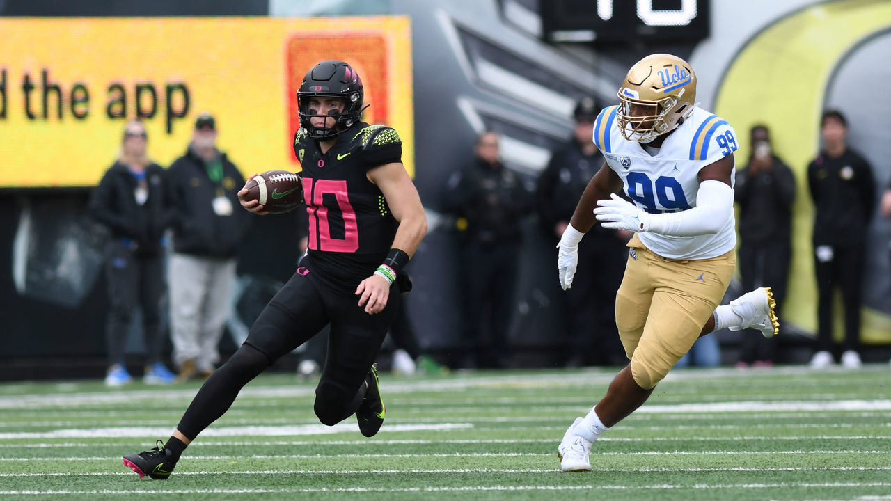 EUGENE, OR - OCTOBER 22: Oregon Ducks quarterback Bo Nix (10) runs the ball against UCLA Bruins defensive lineman Jacob Sykes (99) during a PAC-12 Conference college football game between the UCLA Bruins and Oregon Ducks on October 22, 2022 at Autzen Stadium in Eugene, Oregon.