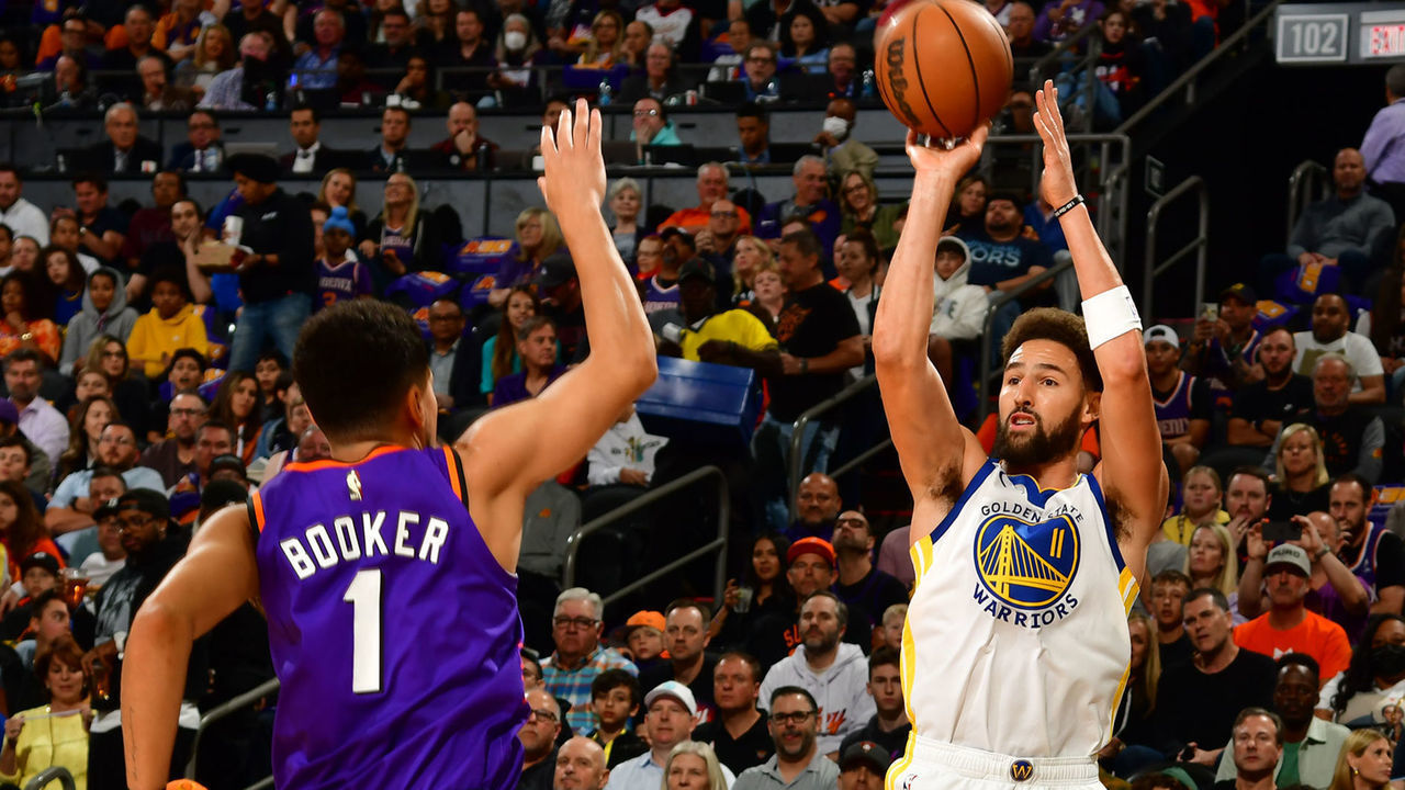 PHOENIX, AZ - OCTOBER 25: Klay Thompson #11 of the Golden State Warriors shoots the ball during the game against the Phoenix Suns on October 25 2022 at Footprint Center in Phoenix, Arizona. Mandatory Copyright Notice: Copyright 2022 NBAE